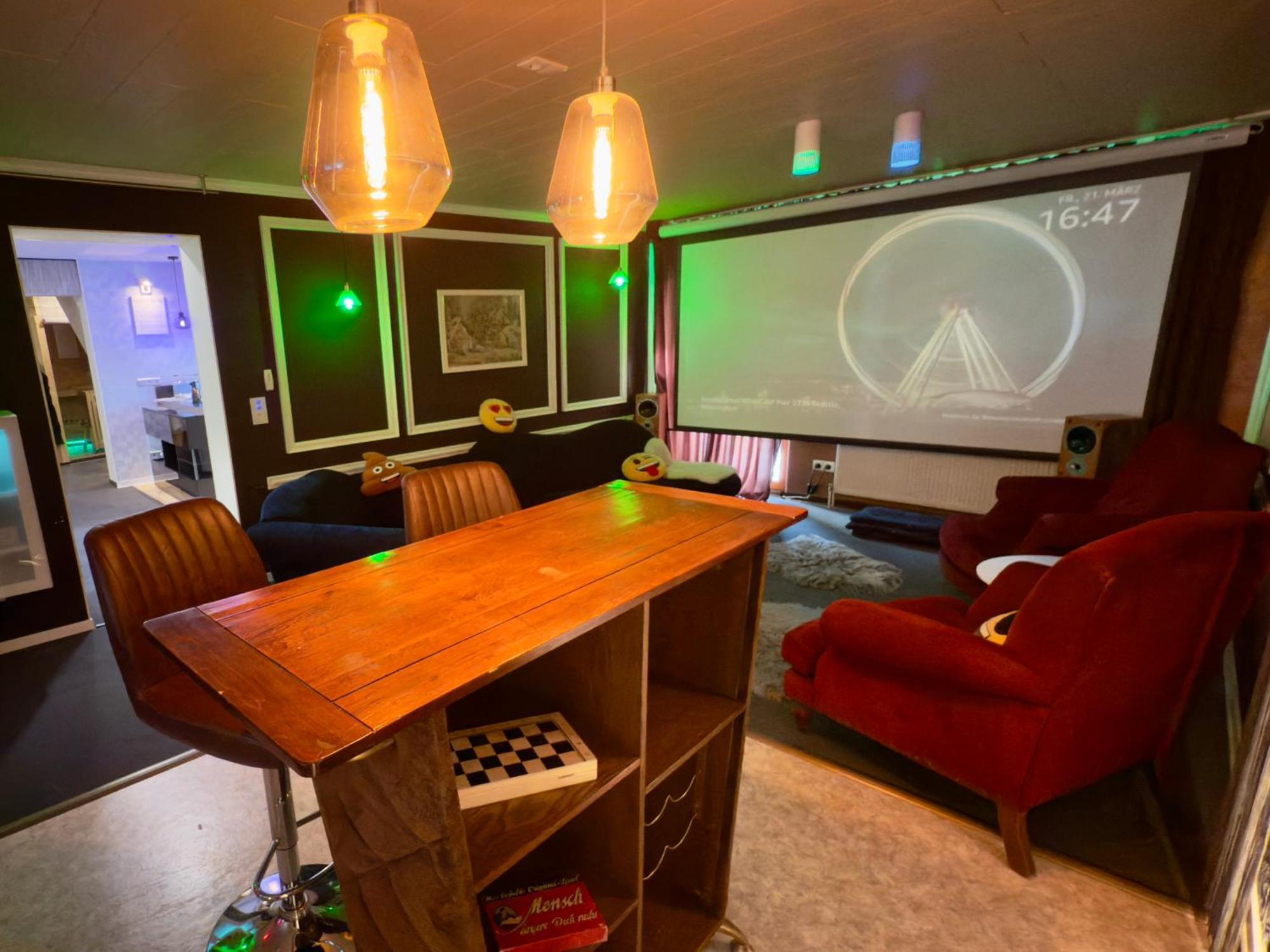 Bookeinfach Bad Ems - Private - Sauna Jacuzzi Whirlpool Swimmingpool Alahna Sup Beachvolleyball Billiards Ping Pong Cinema Theater Music Disco Ball Bbq Und Parkplaetze חדר תמונה
